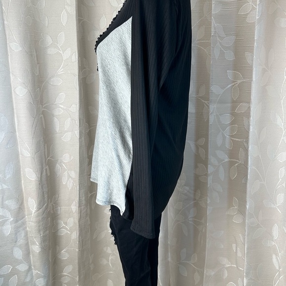 White Birch Women’s Small Black Gray Colorblock Long Sleeve Ribbed Knit Top NWT - Picture 3 of 8